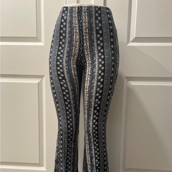 Bellbottom leggings super comfy and cute - Picture 2 of 4